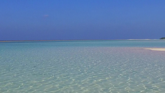 热带海滨海滩被海棕榈附近白沙背景的蓝色海平面断裂时视频