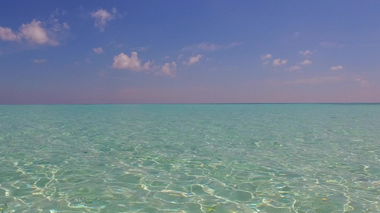 棕榈附近浅海和白沙底浅海的天堂海滨海滩时间空闲旅游视频