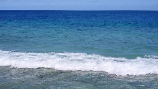 沙洲附近白沙背景的浅海豪华岛屿海滩浪漫海景视频