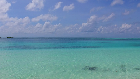 日出后蓝海白沙背景完美泻湖海滩之旅的广角天空视频