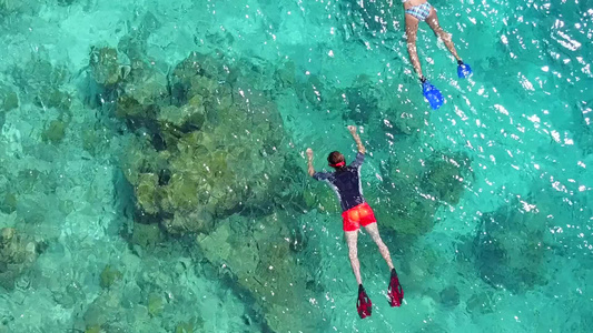 利用透明水源清洁沙滩背景在海浪附近进行热带海岸线海滩视频