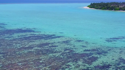 热带岛屿海滩之旅的浪漫景观清澈的大海靠近冲浪的明亮视频