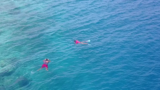 蓝水与白沙背景靠近波浪的田园诗般的海岸线海滩生活方式视频