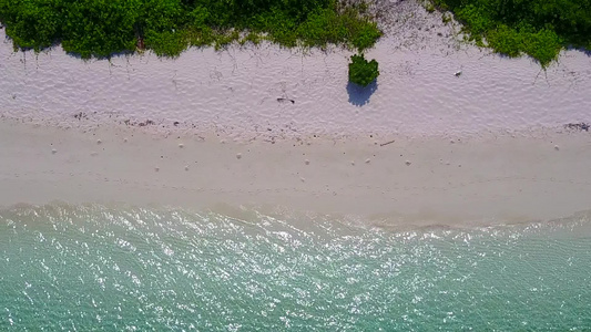 日落前白沙背景蓝绿色泻湖复制海岛海滩度假空间摘要视频