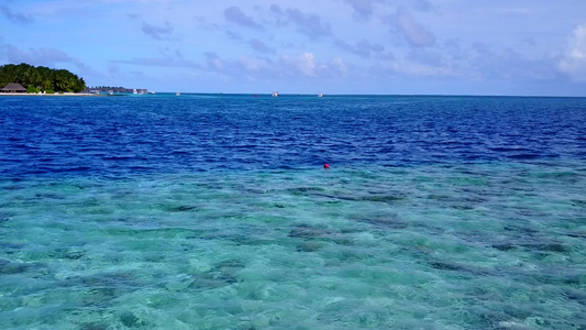 在冲浪附近有白沙背景的蓝海复制放松海景海滩时间的空间视频