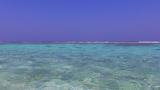 日出后以浅水和白沙为背景的海滨航程由浅水和白沙进行视频