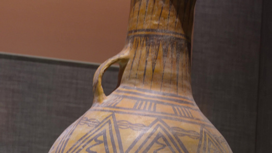 古董陶器陶罐管子原始人手工视频