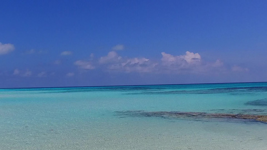 清澈的泻湖和沙洲附近的白色沙滩背景下宁静的泻湖海滩视频