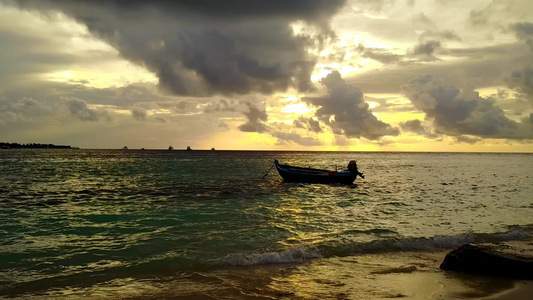 日落前用明亮的沙质背景的水蓝色海洋复制完美海景海滩视频