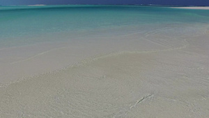 在度假村附近的蓝海和明亮的沙滩背景下的海滨海滩12秒视频