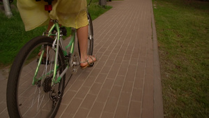 骑自行车的女人28秒视频