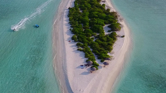 阳光明媚的宁静海湾海滩纹理由蓝海游过在沙巴附近有亮视频