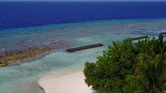 靠近礁石的蓝色泻湖和白沙背景近距离欣赏天堂海岸线海滩视频