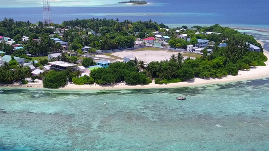 宁静的海湾海滩阳光明媚的旅行在沙洲附近有白沙背景的视频