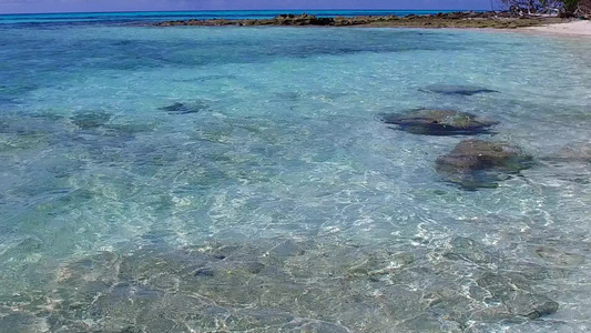 热带岛屿海滩旅游由蓝环礁航行在沙滩附近有白色沙子背景视频