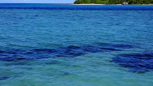 度假村附近有干净沙滩背景的蓝海完美海岸海滩航行的阳光视频