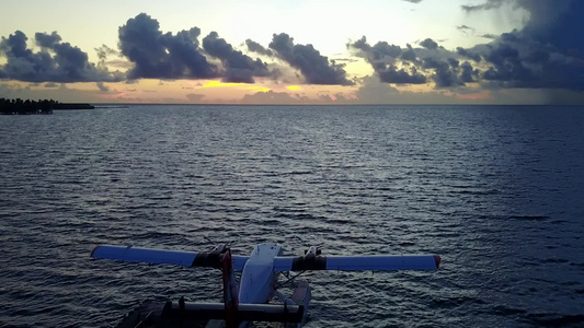 美丽的海岸海滩野生生物通过蓝海的白天旅行其白沙背景视频