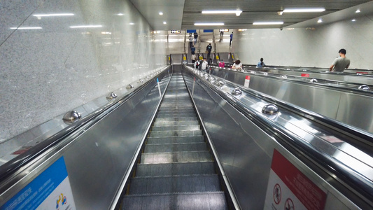 城市地铁轨道交通下行楼梯通道4k素材视频