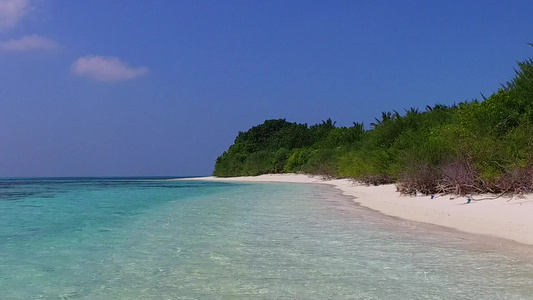 阳光明媚的海景在冲浪附近有白沙背景的蓝绿海中放松旅游视频