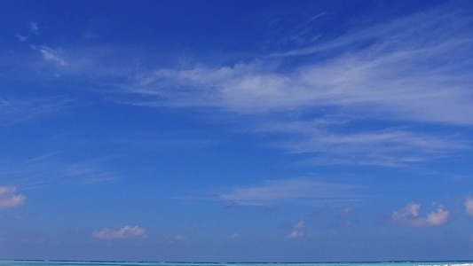 蓝色环礁湖航行棕榈附近有白沙底的白色浅滩背景航程完美视频