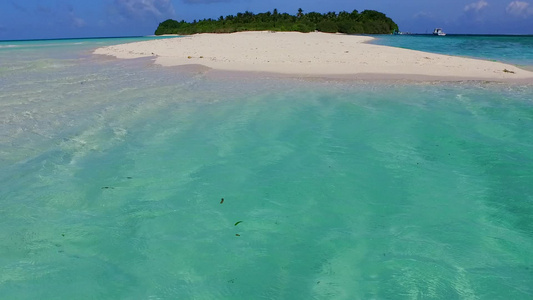 蓝色海洋和海浪附近清洁沙地背景的天堂度假胜地海滩之视频