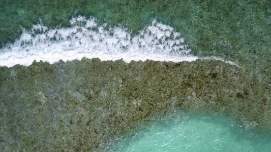 近浪白沙背景透明海复制异国海滨海滩航行的空间质感视频