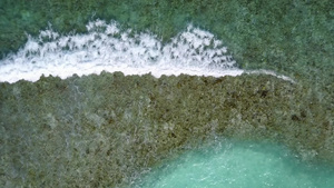 近浪白沙背景透明海复制异国海滨海滩航行的空间质感11秒视频