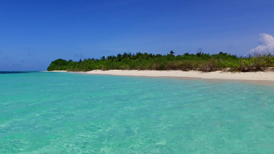 蓝色环礁湖和白色沙滩背景下的热带度假度假胜地视频