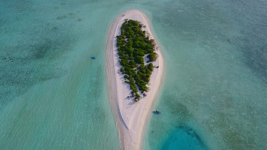 海滨海滩的完美生活方式以海浪附近的清水和白色沙沙底视频