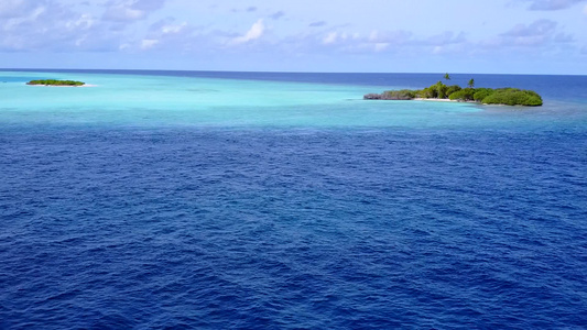 靠近波浪的白色沙滩背景的蓝绿色海洋豪华海岸线海滩度假视频