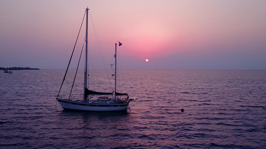 在日落前沿浅海和白沙背景乘浅海和白沙旅行的浪漫旅游视频