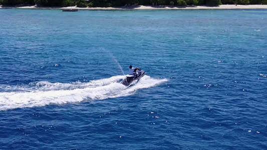 阳光下的白色沙滩和宁静浪漫的海滩视频