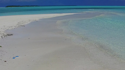 白沙背景在冲浪附近的蓝色海洋中破碎的蓝海日空天空视频