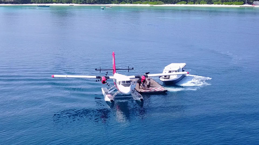 太阳日出后由白沙底的绿海乘松散的环礁湖海滩航行太空视频