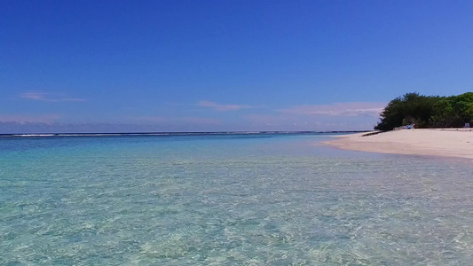 蓝水和珊瑚礁附近清洁沙滩背景的海滩生活方式其性质为视频