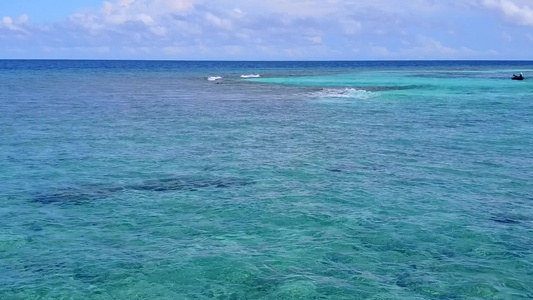 日落前白沙背景绿松石海天堂海景海滩度假广角景观视频