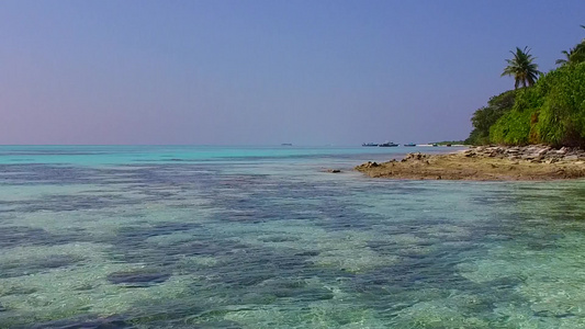 以清澈的海洋和日出后白色沙沙滩背景复制宁静岛屿海滩视频