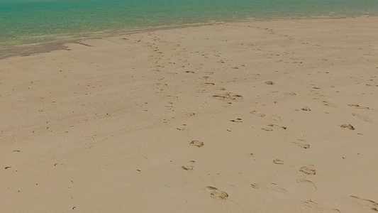 海洋旅游海滩生活方式的空白纹理蓝海和棕榈附近白色沙滩视频