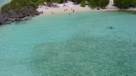 蓝色环礁湖和接近冲浪的白色沙滩背景下夏季乘长河旅游视频