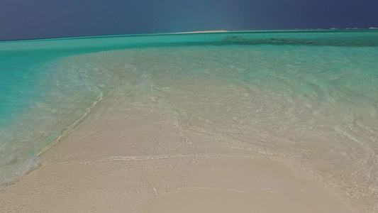 美丽的环礁湖海滩度假的空旷景色阳光下浅海和白沙底背景视频
