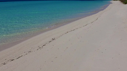 以蓝海和珊瑚礁附近的白沙背景为蓝海的豪华岛屿海滩野生视频