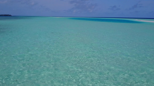 沿蓝绿色海洋和靠近珊瑚礁的白沙背景进行海洋旅游海滩视频