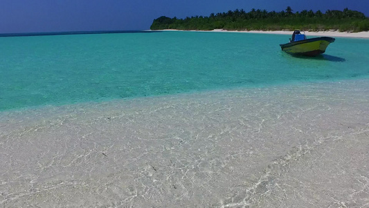 在沙洲附近的蓝海和白沙背景下异国情调的海景海滩冒险视频