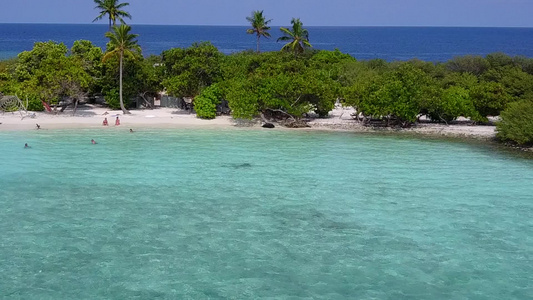 阳光下的白色沙滩和宁静浪漫的海滩视频