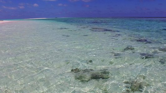 靠近海浪的白沙背景蓝海热带岛屿海滩度假的空荡荡的全景视频