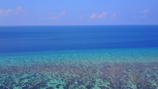 环绕绿绿海白沙底背景靠近度假胜地的松动岛屿海滩之行视频