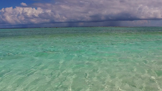 清澈的环礁湖白色沙子背景靠近海浪完美海岸海滩冒险的视频