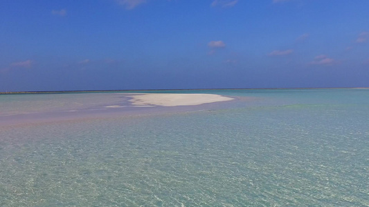 蓝海和靠近度假胜地的白沙背景的野生生物海滩野生生物视频