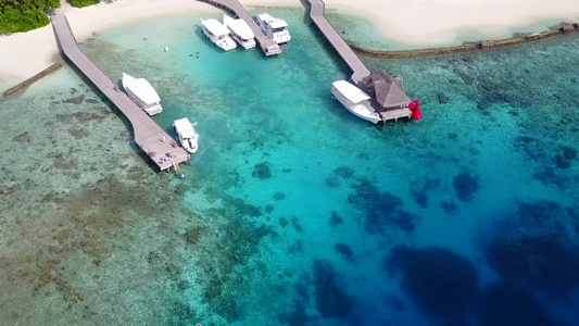 热带海湾海滩度假的宽角风景景观蓝色环礁湖和接近冲浪视频