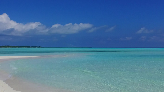 以透明海洋白色沙沙底背景靠近海浪的海水为热带海湾海滩视频